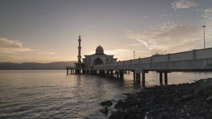 日落时分的浮动清真寺