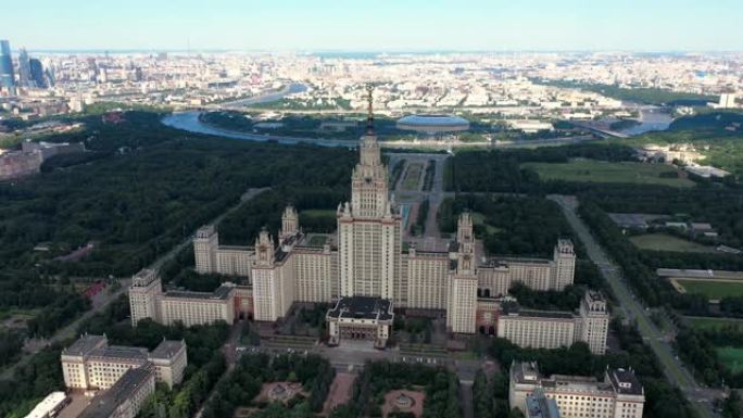 莫斯科国立大学空中无人机俯视。云层阴影中的兴趣点。背景上美丽阳光明媚的全景