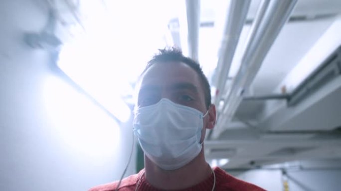 一名男子在移动技术室工厂时戴上防护面罩。