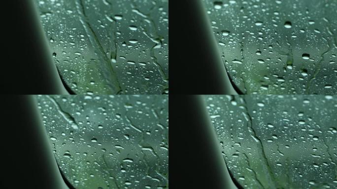 窗户上有雨，雨天开车
