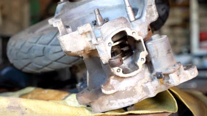 修理工用工具固定车辆的某些部分。机械师处理汽车的细节。技术员在车库或车间工作。从事汽车或摩托车维修的