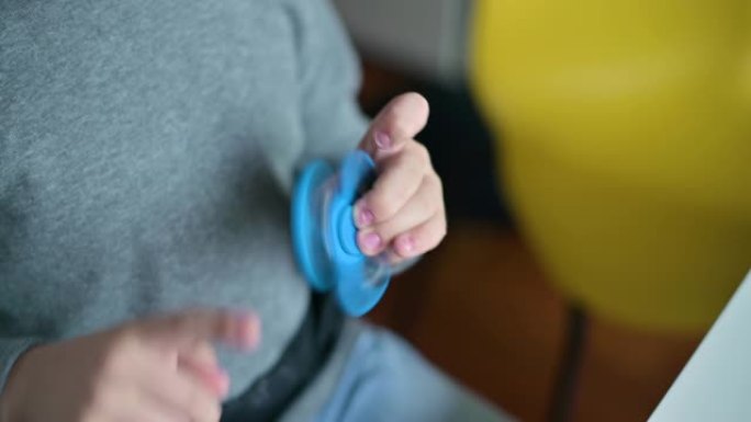 一个玩具旋转器在一个男孩的手中旋转。这家伙在胡闹