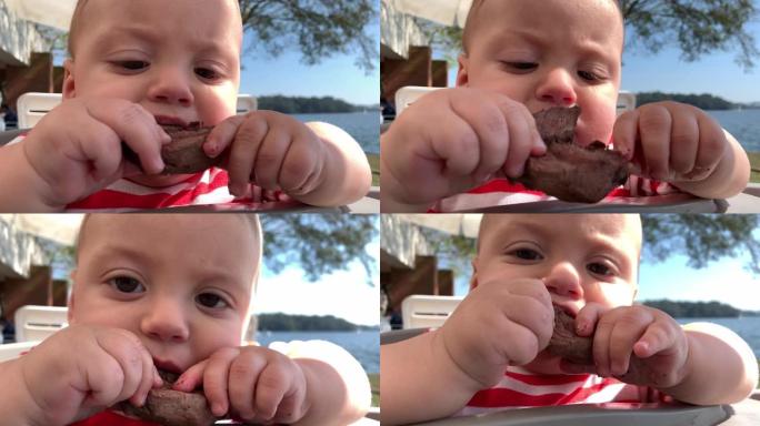 婴儿脸吃一块肉的特写