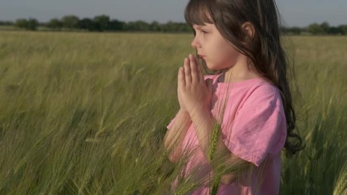 孩子在祈祷。