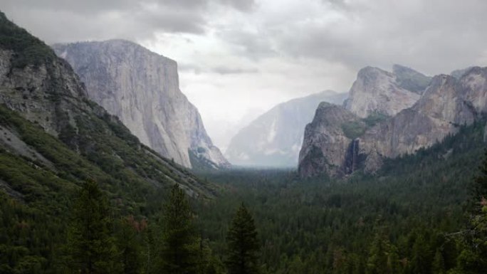 从约塞米蒂 (Yosemite) 的隧道景观俯瞰的延时，雾气和云在移动