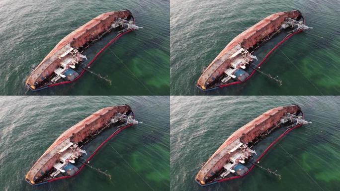 沉没的老生锈的油轮在海边。燃料泄漏造成的环境灾难。石油从一艘沉船泄漏到库存上。