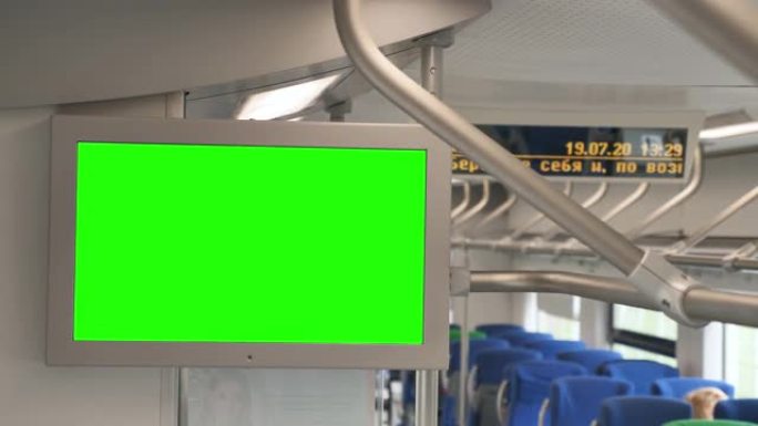 带有绿屏信息监视器的地铁列车包括广告