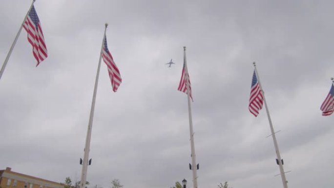 飞机在风中飘扬的美国国旗后面起飞