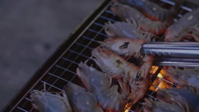 烤架上的虾。炭烤海鲜BBQ素材美食食材