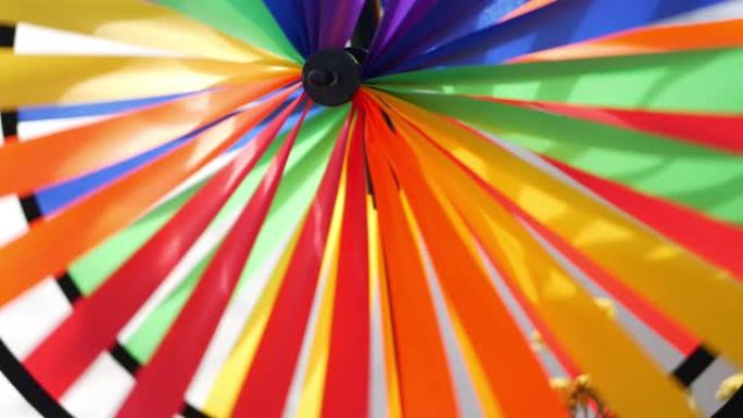 彩色风车纺纱，风向标，美国花园装饰。童年、幻想和想象旋转的彩虹象征。多色螺旋玩具在微风中转动。夏季做