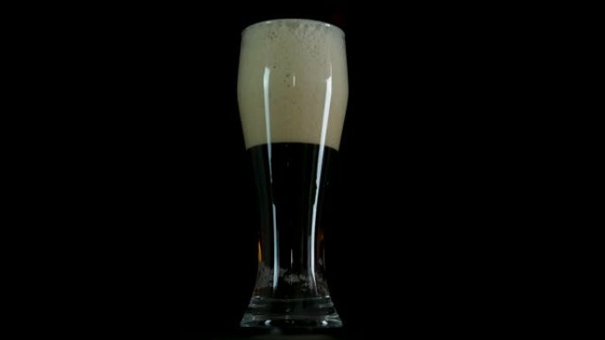 黑色背景上的啤酒玻璃。