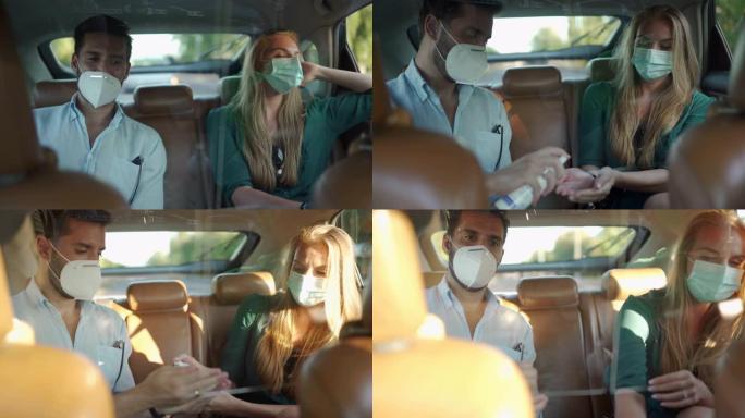 男人和女人戴着防护口罩，坐在众包出租车的后座上用防腐剂消毒手