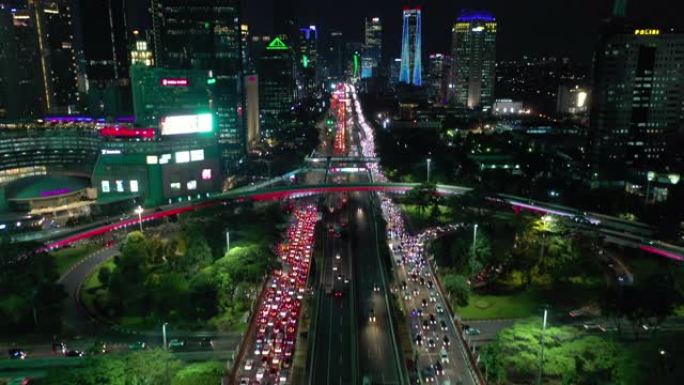 雅加达市市中心夜间照明交通街路口空中全景4k印度尼西亚