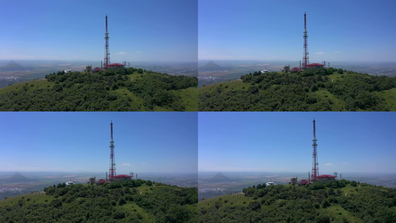 在马舒克山顶的pyatimorsk广播塔的美丽景色的鸟瞰图。