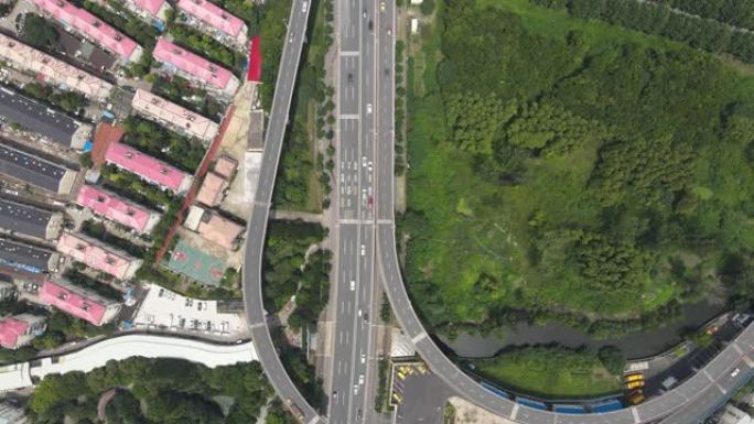 无人机视图盘旋在上海的高速公路和树木公园上
