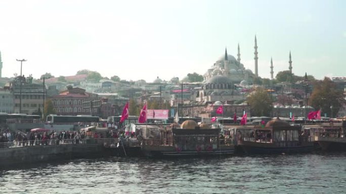 在伊斯坦布尔的苏莱曼尼耶清真寺 (s ü leymaniye Mosque) 乘火车在海滨的埃米诺努