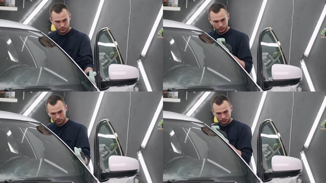 男子在车库里打磨一辆汽车