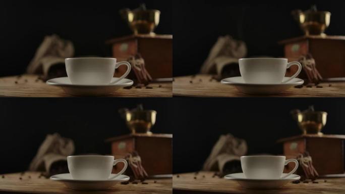 木制桌子上放着带咖啡或茶的瓷器优雅的白色杯子。缩小