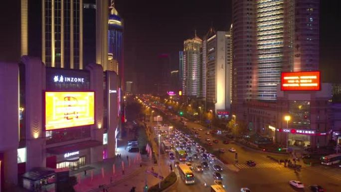 夜间照明青岛市市区十字路口空中全景4k中国