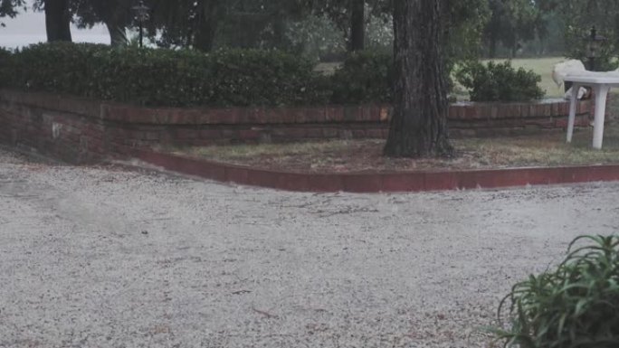 大雨落在地面上