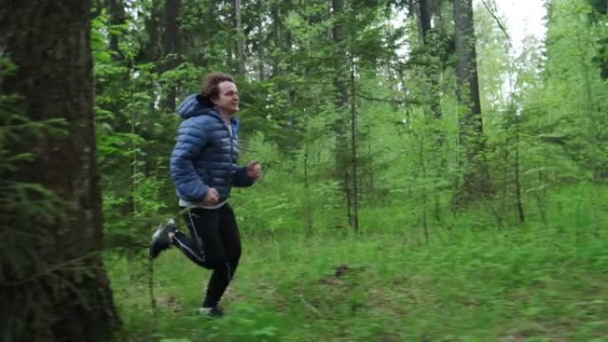 运动的年轻人跑步。人在森林里跑得很快