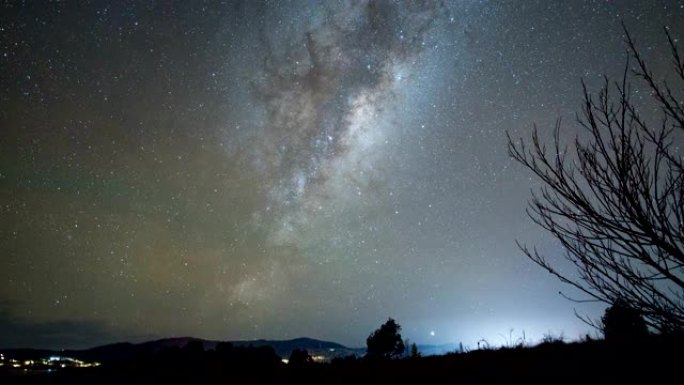 银河系在金达比恩上空起弧，在澳大利亚的木星下方可见升起
