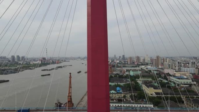 无人机沿着上海地标性杨浦大桥的桥塔飞起来
