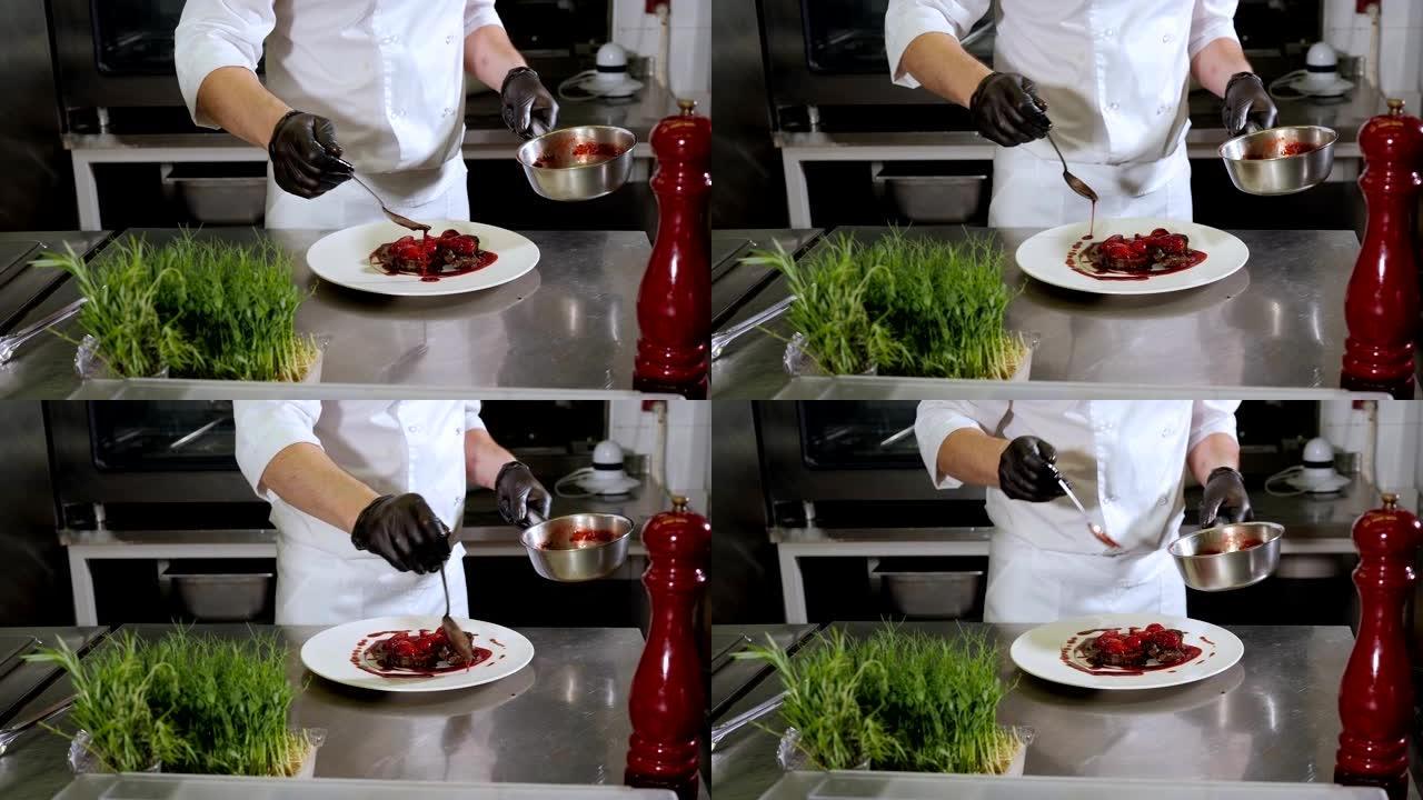 厨师的特写镜头，将多汁的牛排酱和草莓一起倒入。