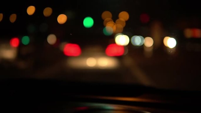 夜间道路上交通信号灯的模糊镜头