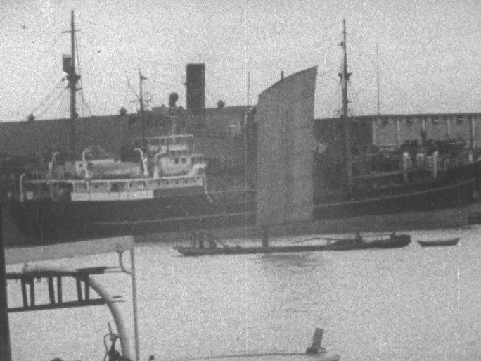 建国初上海黄浦江上的船只 码头 商店
