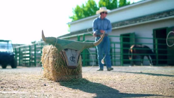 牛仔在牧场上训练套索