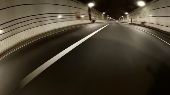 在高速公路/隧道上行驶/视野开阔