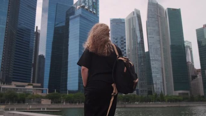 在新加坡旅行，女人在市区附近散步