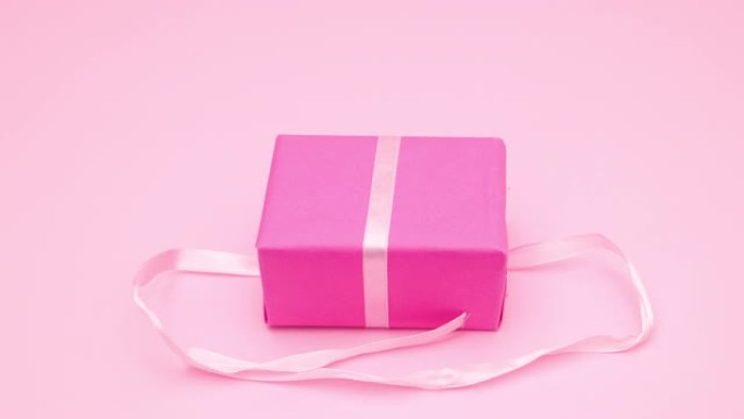 在粉色礼物上系上粉红丝带。停止运动