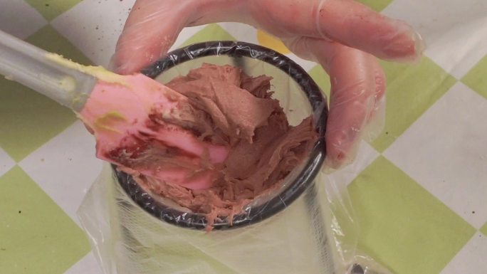 可可粉制作巧克力奶油装入裱花袋 (4)