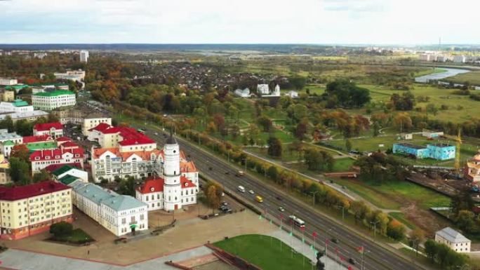 Mahiliou,白俄罗斯。拥有著名地标的莫吉列夫城市景观- 17世纪的市政厅。鸟瞰图的天际线在秋日