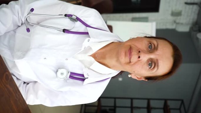 女医生穿着白大褂制服，听诊器听病人或同事的声音。