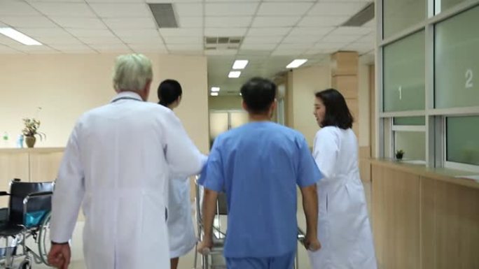 医生们推着医院走廊里的病床。