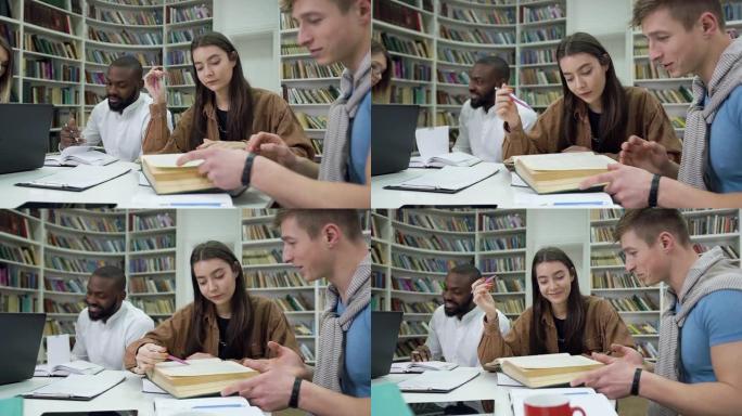 微笑着的有吸引力的现代混血学生在图书馆准备考试的特写