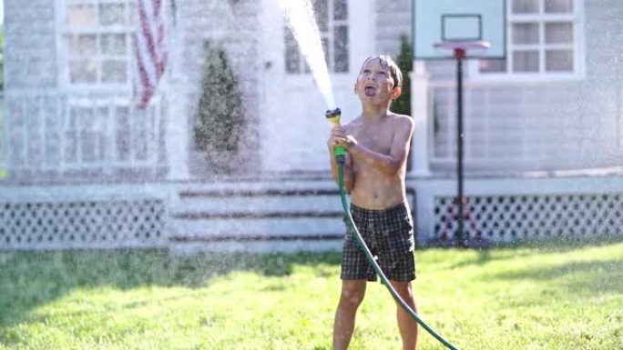 4k视频儿童在院子里玩水，新型冠状病毒肺炎期间