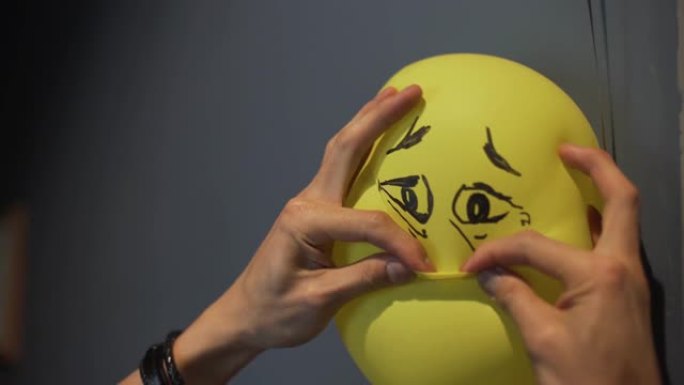 放气的黄色气球气球实拍表情实拍