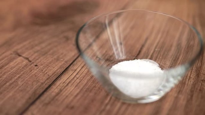 桑特在4k的玻璃碗里。准备在厨房中使用的食品成分的概念。