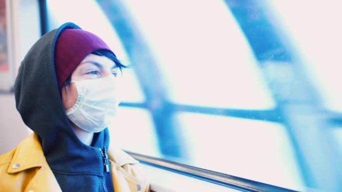 一个戴着医用口罩的女人离开了火车上的检疫区。