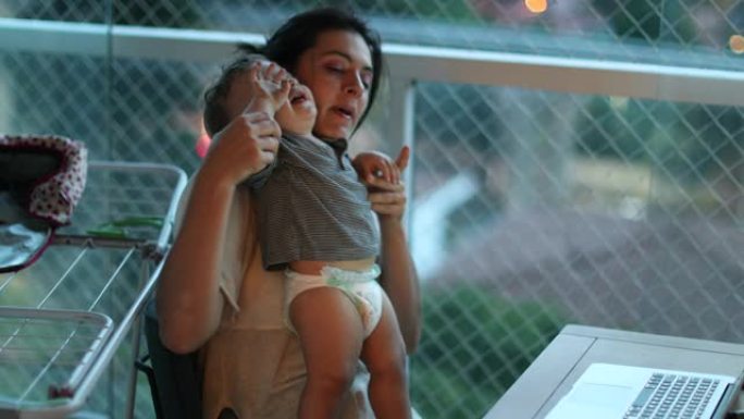 现实生活中的母亲晚上在家与婴儿婴儿幼儿玩耍