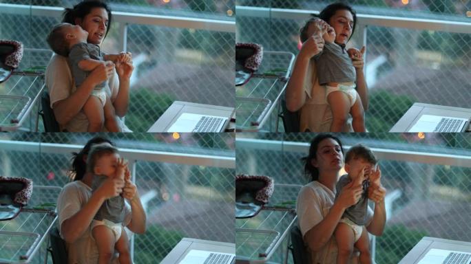 现实生活中的母亲晚上在家与婴儿婴儿幼儿玩耍