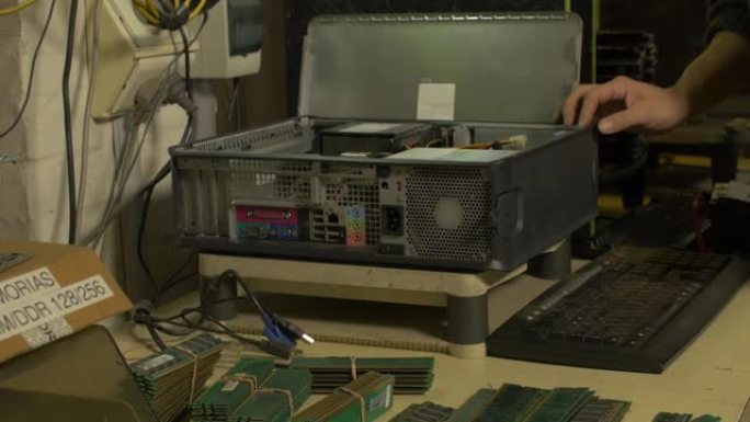 年轻技术人员组装用于捐赠目的的计算机