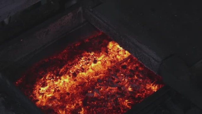 自动化的铜进料线到炉子。铜在炉内的熔炼，铜在炉内熔炼的过程。