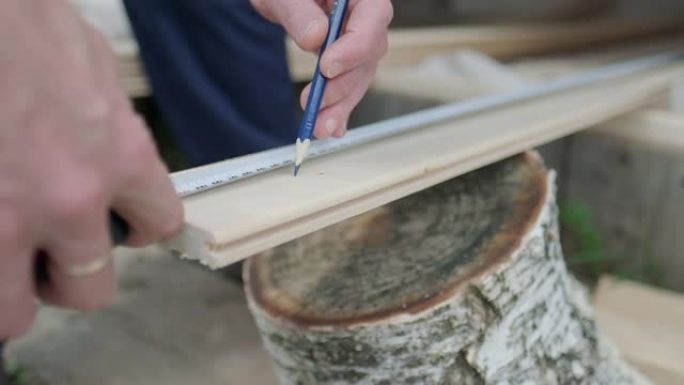 木匠用尺子测量木板