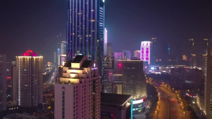 青岛市夜间照明市中心繁忙交通街空中全景4k中国