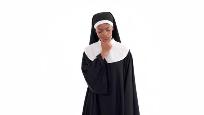体贴的黑人修女的肖像用右手揉着下巴，思考，思考并得到解决。通过举起食指来表达决定。孤立在白色背景上。